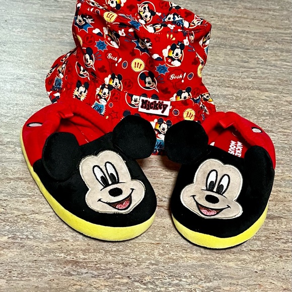 Disney’s Mickey Mouse set of hat and slippers for toddlers - Picture 4 of 11